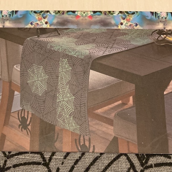NWT!  CYNTHIA ROWLEY CURIOUS GLOW IN THE DARK SPIDERWEB HALLOWEEN TABLE RUNNER - Picture 5 of 11